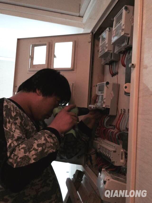 1月12日下午4點(diǎn)20分，施工人員趕到東方玫瑰社區(qū)對“烏龍電表”進(jìn)行了更換。（千龍網(wǎng)記者 于振華 攝影）